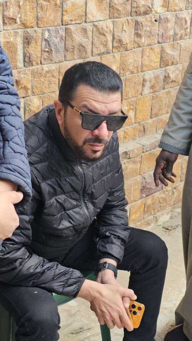 تعاطف الجمهور مع صغيرة حلمي بكر... ظهرت مع شقيقها لتلقي نظرة الوداع على والدها